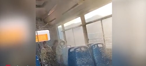 Tuyết rơi trong xe buýt và bao phủ toàn bộ ghế ngồi, nhiều hành khách thích thú ghi lại video